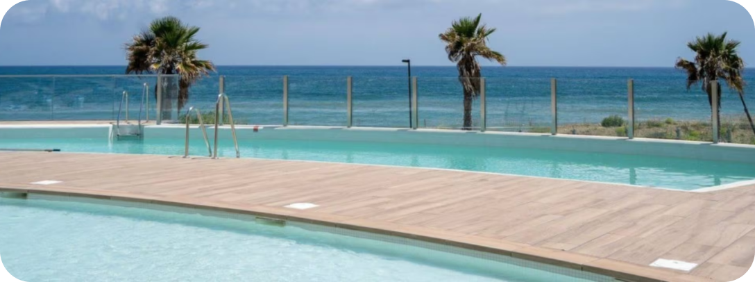 Widok na [TOP OFERTA] 2 niesamowite apartamenty na Costa del Sol położone tuż przy plaży